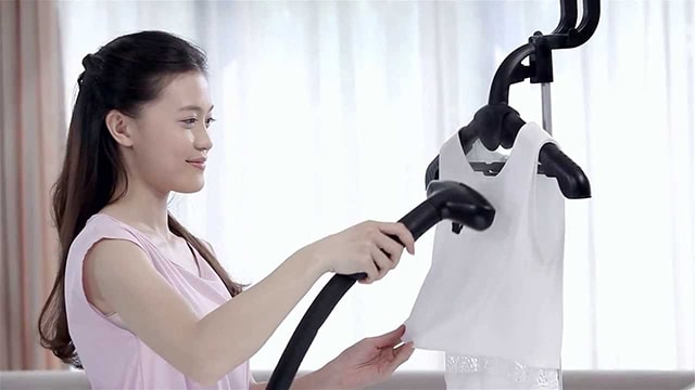 SALAV GS18-DJ 120 garment steamer girl steaming inners-min