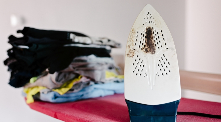 Steam iron with dirt on it